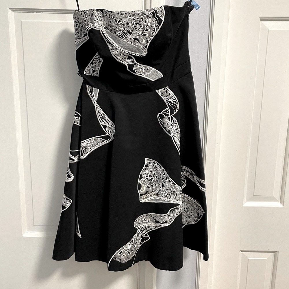 Strapless embroidered short dress